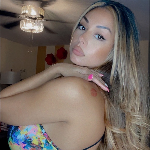 Meet your Posher, Carily Xo💋✨💝🛍✨ - Picture 3 of 8